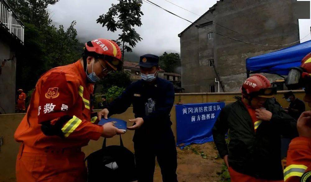 2017重庆消防英雄事迹：守护平安的温暖瞬间